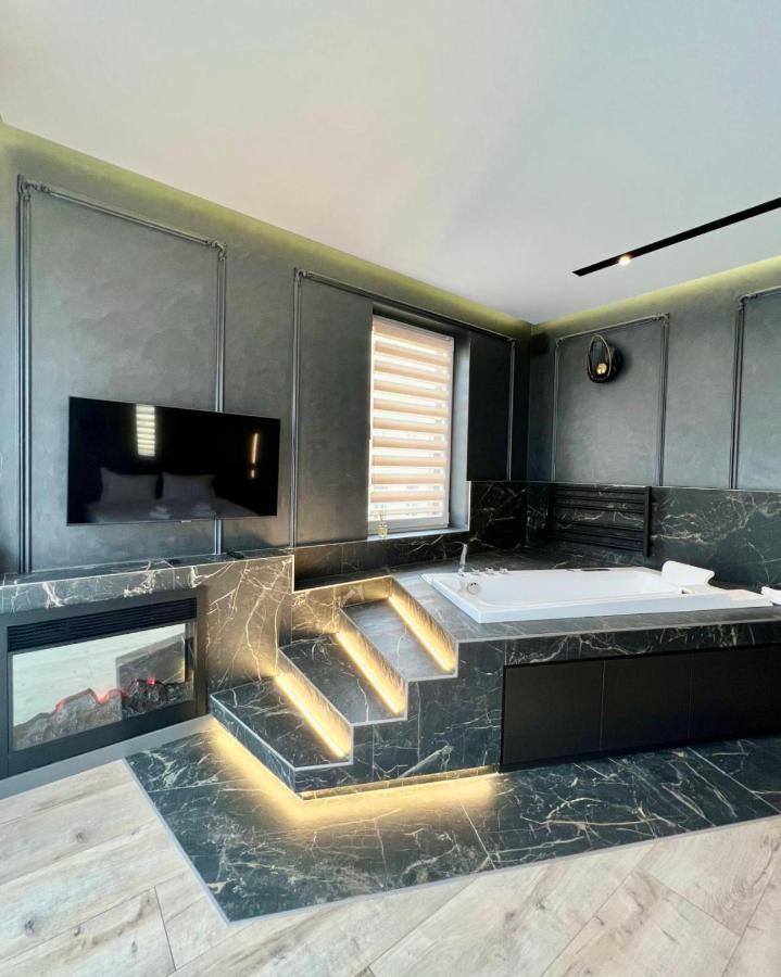 公寓 Royal Vip Jacuzzi 利沃夫