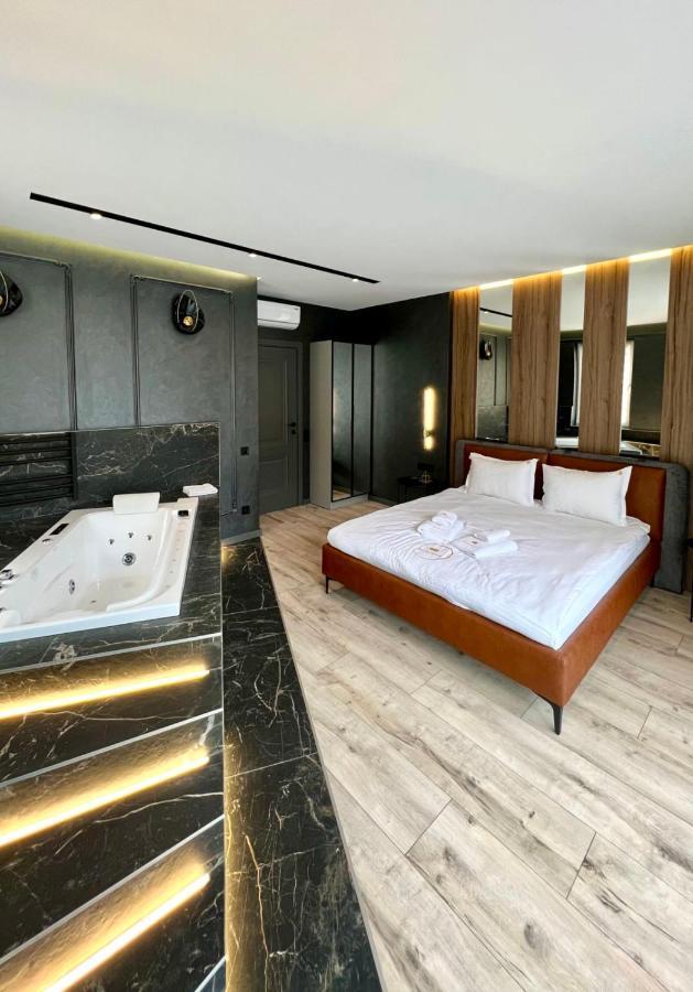 公寓 Royal Vip Jacuzzi 利沃夫