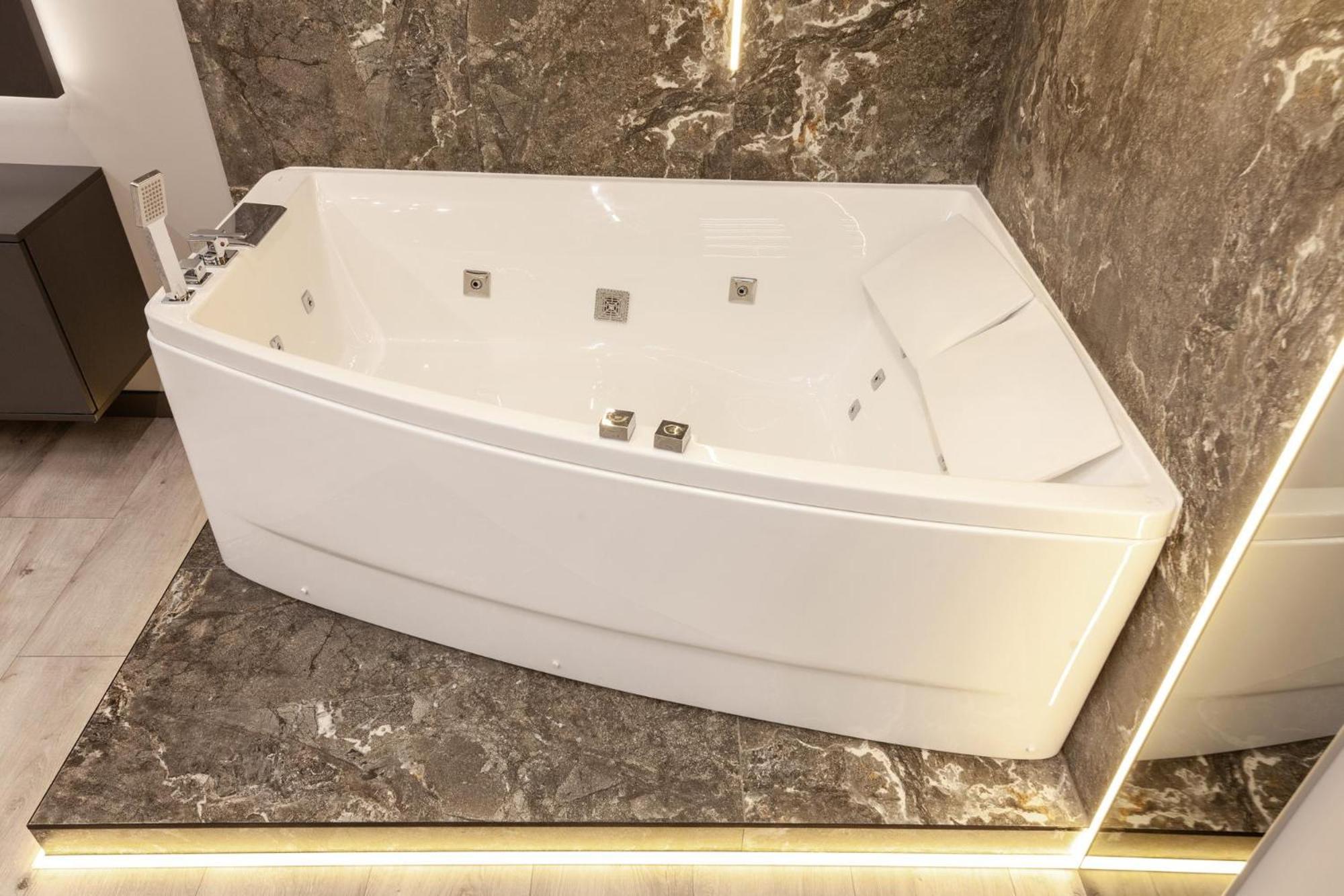 公寓 Royal Vip Jacuzzi 利沃夫